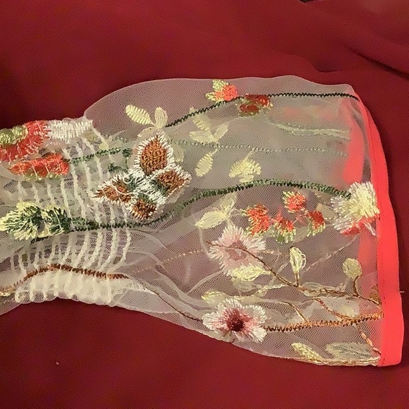 Hesperus Size M Floral Stitched Ruffle Off The Shoulder Top, Flowy Sleeves. New - Picture 5 of 6